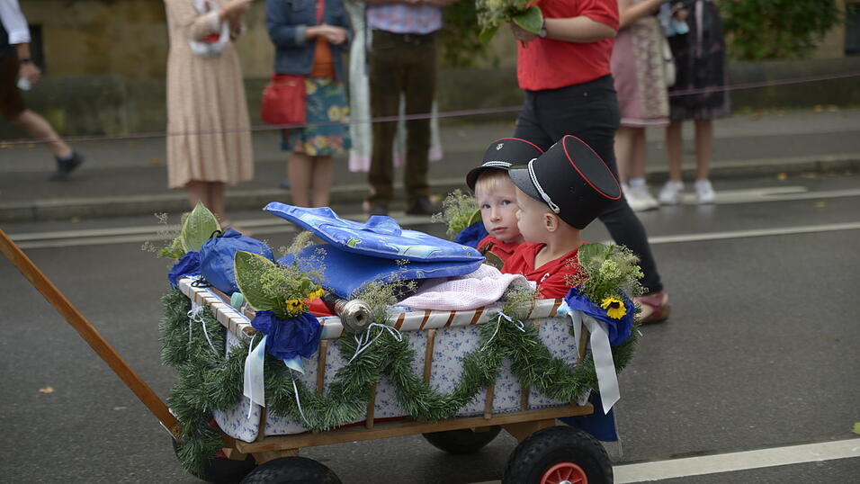 Zahlreiche Musik- und Trachtengruppen zogen nach dreij&auml;hriger Pause am Freitagabend zum Festplatz Am Hagen.&nbsp;