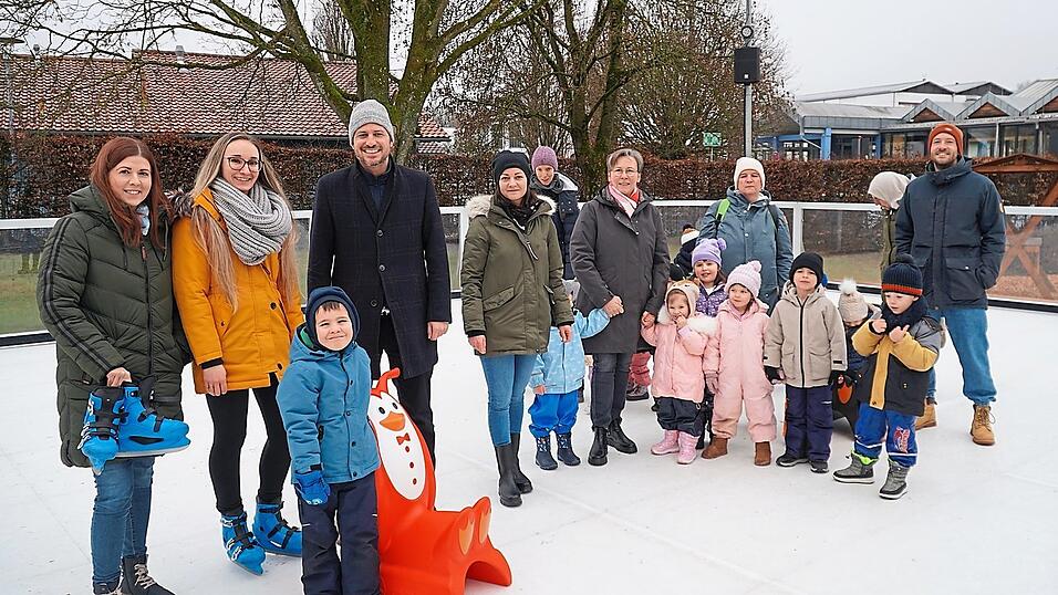 Bürgermeister Matthias Kohlmayer eröffnete gemeinsam mit den Kindern des Kindergartens Mehrgenerationenhaus und dem Kulturamt die Kunsteisbahn. Bürgermeister Matthias Kohlmayer eröffnete gemeinsam mit den Kindern des Kindergartens Mehrgenerationenhaus und dem Kulturamt die Kunsteisbahn.