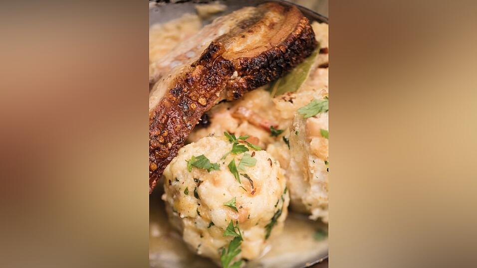 Schweinebraten mit Knödel - Rezept aus Sarah Wieners 'Gerichte mit Geschichte'