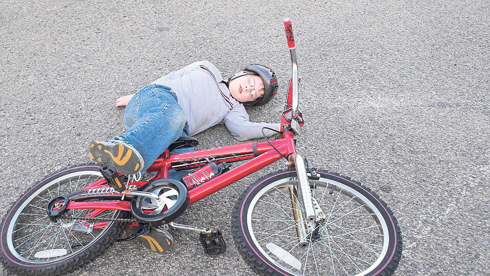 Wenn ein Bruch vermutet wird, sollten Bewegungen des Betroffenen vermieden werden.