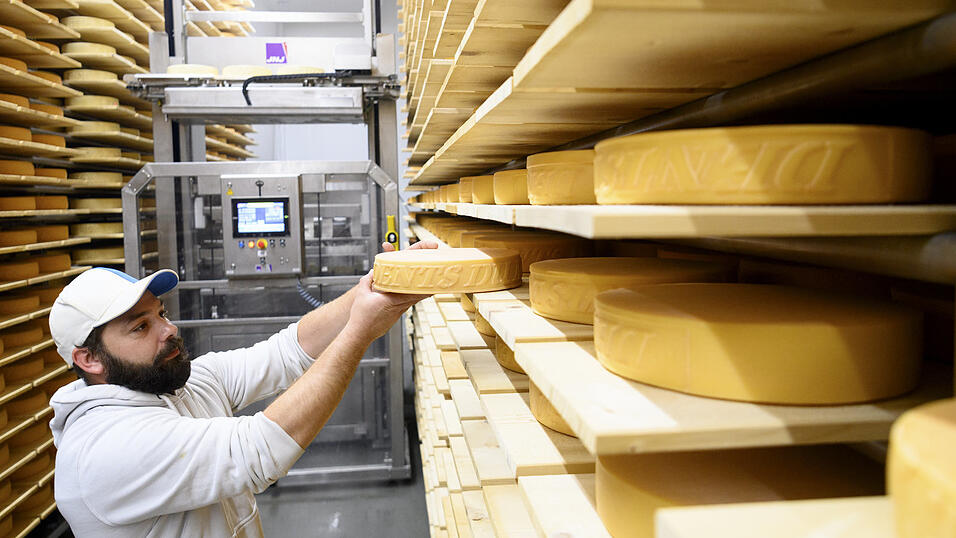 Käse? Kann die Schweiz. Fußball? Auch! Der Ball ist ja schließlich auch rund. Käse? Kann die Schweiz. Fußball? Auch! Der Ball ist ja schließlich auch rund.