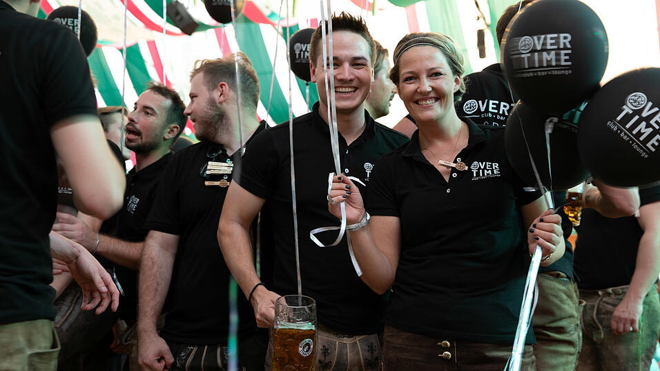 Echte Blasmusikfans lie&szlig;en sich den Montagabend im Festzelt Weckmann nicht entgehen.