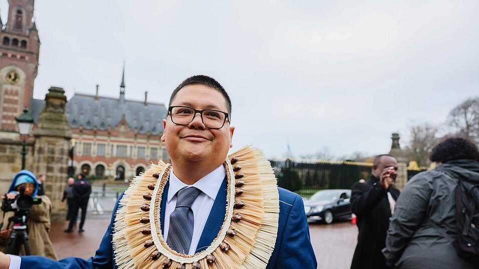 Julian Aguon, hier vor dem Sitz des Internationalen Gerichtshof in Den Haag.