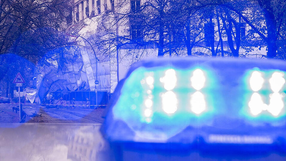 Nach dem Unfall blieb der Wagen in einem Regenr&uuml;ckhaltebecken stecken. (Symbolbild)&nbsp;