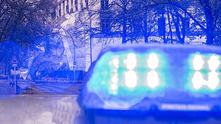 Nach dem Unfall blieb der Wagen in einem Regenr&uuml;ckhaltebecken stecken. (Symbolbild)&nbsp;