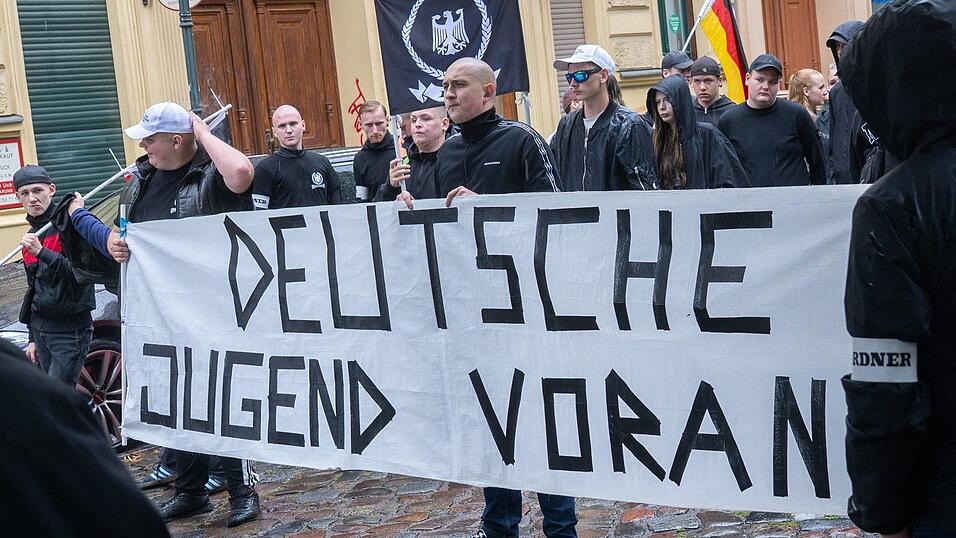 Die Bundesanwaltschaft hat im Mai Räume von mutmaßlichen Mitgliedern der Gruppen «Jung und Stark» und «Deutsche Jugend Voran» in zwölf Bundesländern durchsuchen lassen. Ihnen wird Bildung oder Mitgliedschaft in einer kriminellen Vereinigung vorgeworfen. (Archivfoto) Die Bundesanwaltschaft hat im Mai Räume von mutmaßlichen Mitgliedern der Gruppen «Jung und Stark» und «Deutsche Jugend Voran» in zwölf Bundesländern durchsuchen lassen. Ihnen wird Bildung oder Mitgliedschaft in einer kriminellen Vereinigung vorgeworfen. (Archivfoto)