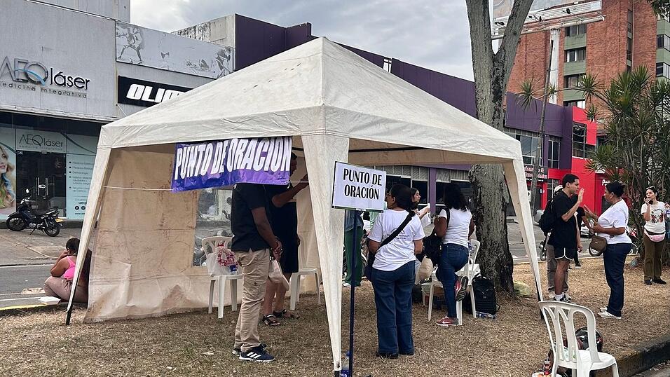 Ein Pavillon nahe einem eingestürzten Gebäude dient als 'Gebetsort'. Ein Pavillon nahe einem eingestürzten Gebäude dient als 'Gebetsort'.