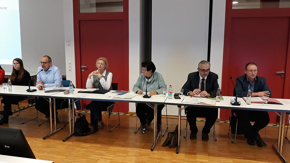 Otto Eder vom Jugendamt (links) stellte den Plan für die alte Jugendherberge vor, Ausschuss-Vorsitzende Maria Stelzl, Amtsleiter Soziale Dienste Markus Wimmer und Jugendpfleger Helmut Spiegler (3. bis 5. v. l.) hören zu. Otto Eder vom Jugendamt (links) stellte den Plan für die alte Jugendherberge vor, Ausschuss-Vorsitzende Maria Stelzl, Amtsleiter Soziale Dienste Markus Wimmer und Jugendpfleger Helmut Spiegler (3. bis 5. v. l.) hören zu.