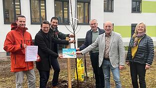 Gaben den Startschuss für die Baumpflanzaktion: Andreas Kinateder (v. l.), Julian Friedrich, Maximilian Muninger, Werner Bumeder, Franz Aster und Rosemarie Thalhammer.