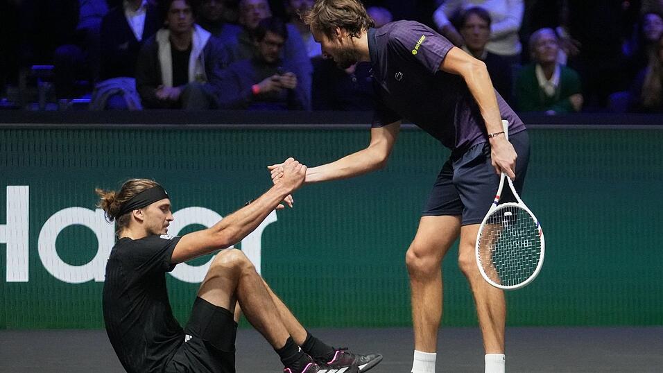 Daniil Medwedew hilft Alexander Zverev (l) nach einem Sturz auf. Daniil Medwedew hilft Alexander Zverev (l) nach einem Sturz auf.