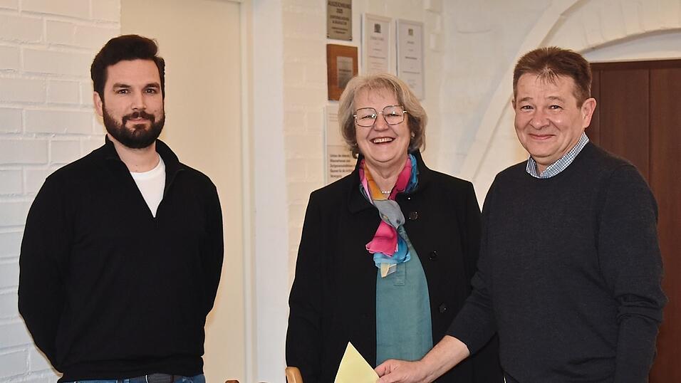 Helmut Neudecker (rechts) bei der Stimmabgabe mit Amtsinhaberin Luise Hausberger und Gemeinderat Andreas Gillhuber als Wahlvorstand. Er wurde mit einem deutlichen Votum als Bürgermeister gewählt. Helmut Neudecker (rechts) bei der Stimmabgabe mit Amtsinhaberin Luise Hausberger und Gemeinderat Andreas Gillhuber als Wahlvorstand. Er wurde mit einem deutlichen Votum als Bürgermeister gewählt.