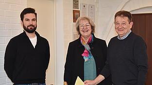 Helmut Neudecker (rechts) bei der Stimmabgabe mit Amtsinhaberin Luise Hausberger und Gemeinderat Andreas Gillhuber als Wahlvorstand. Er wurde mit einem deutlichen Votum als B&uuml;rgermeister gew&auml;hlt.