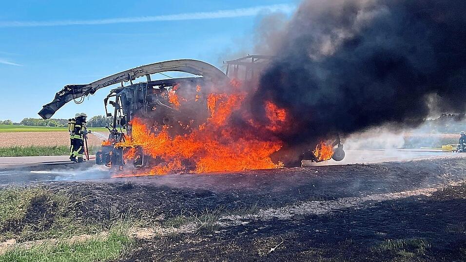 Beim Eintreffen der Feuerwehren steht der Häcksler bereits in Vollbrand. Beim Eintreffen der Feuerwehren steht der Häcksler bereits in Vollbrand.