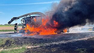 Beim Eintreffen der Feuerwehren steht der Häcksler bereits in Vollbrand.