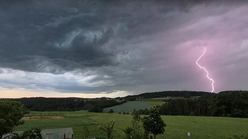 Am Mittwochabend schrillten mancherorts die Sirenen. Ein Unwetter mit Katastrophenpotenzial zog auch über den Landkreis. Am Mittwochabend schrillten mancherorts die Sirenen. Ein Unwetter mit Katastrophenpotenzial zog auch über den Landkreis.