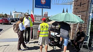 Polnische Gelbwesten stehen auf der Oderbrücke in Slubice. Polnische Gelbwesten stehen auf der Oderbrücke in Slubice.