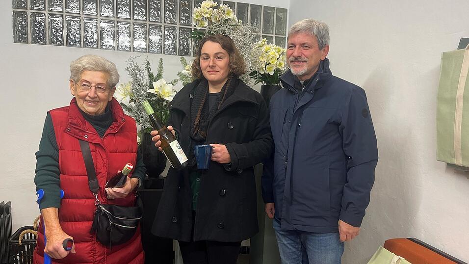 Eine Flasche Landesgartenschauwein für Diana Walter-Jelinek und Hildegard Atzinger, die zwei Dauerkartenbesitzerinnen mit den häufigsten Besuchen auf dem Gelände.