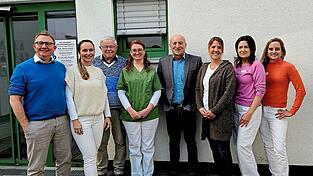 Arzt f&uuml;r innere Medizin und Praxisinhaber Wolfgang Hiergeist (v. l.), Dr. Zdenka Hiergeist, Dr. med. Adolf Hiergeist, Fach&auml;rztin Judith Wankerl, B&uuml;rgermeister Franz Aster, Weiterbildungsassistentin Katrin Windmaisser, Dr. MBA Ivona Rusek und Fach&auml;rztin Anne-Kathrin Rieger