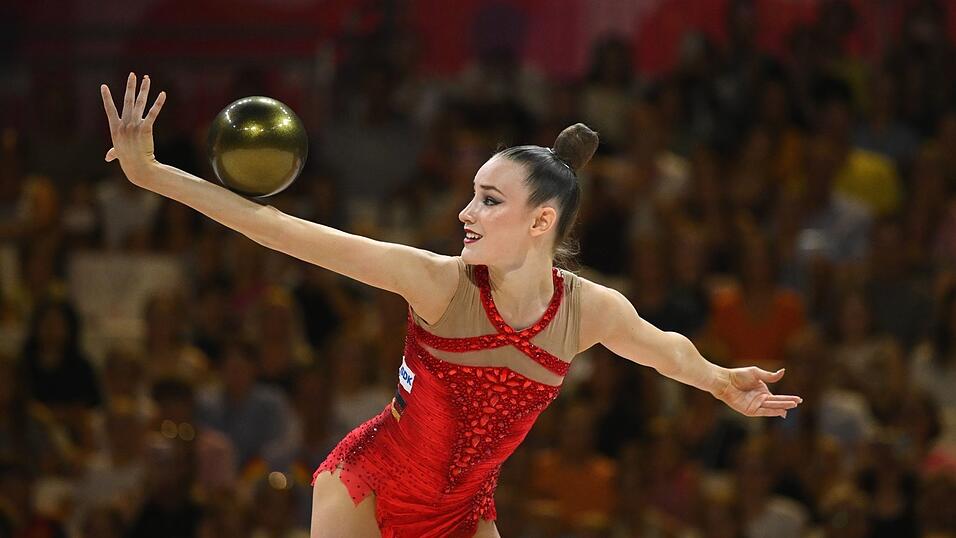 Holt Gold mit dem Ball: Darja Varfolomeev. Holt Gold mit dem Ball: Darja Varfolomeev.