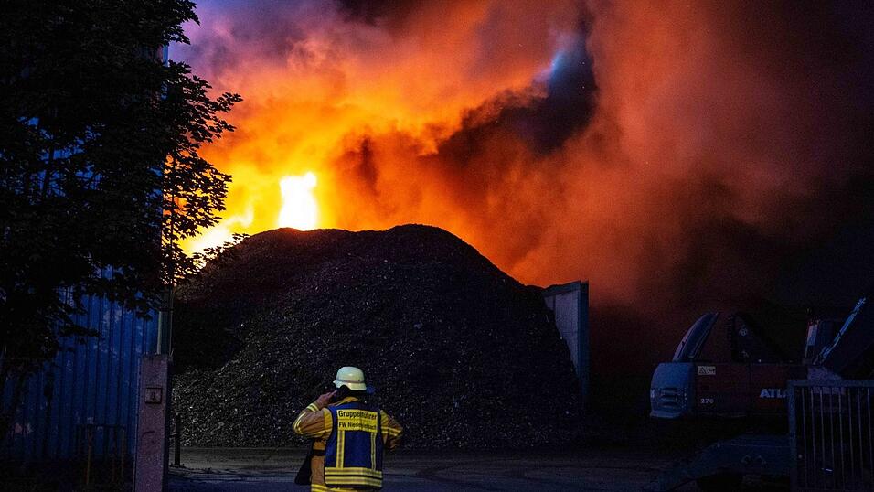 Auf dem Gelände einer Recycling-Firma in Wörth an der Isar ist am Montagabend ein Brand ausgebrochen. Auf dem Gelände einer Recycling-Firma in Wörth an der Isar ist am Montagabend ein Brand ausgebrochen.