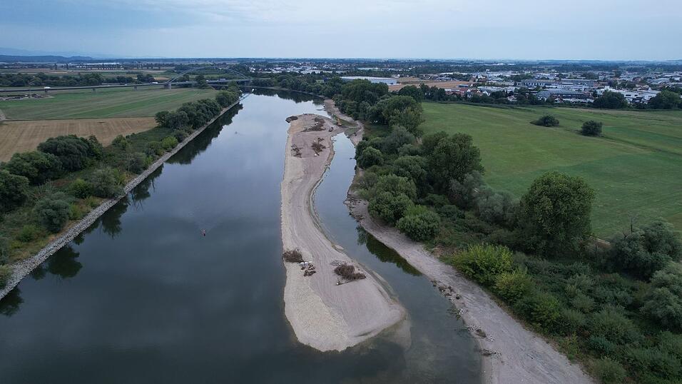 500 Meter lang und bis zu 100 Meter breit ist die Schanzl-Insel. Wurzelteller, Totholz und Steinnester bieten Schutz und dienen als Laich- und Brutplätze für geschuppte und gefiederte Bewohner in und an der Donau. 500 Meter lang und bis zu 100 Meter breit ist die Schanzl-Insel. Wurzelteller, Totholz und Steinnester bieten Schutz und dienen als Laich- und Brutplätze für geschuppte und gefiederte Bewohner in und an der Donau.