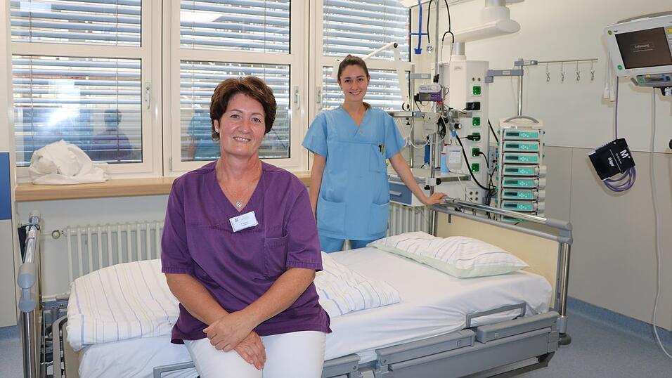 Karina (l.) und Jacqueline Lehotzki sind das Mutter-Tochter-Pflegefachfrauenduo am Klinikum Landshut. Karina Lehotzki arbeitet in der Orthop&auml;die und Unfallchirurgie, Jacqueline ist auf der Intensivstation im Einsatz.