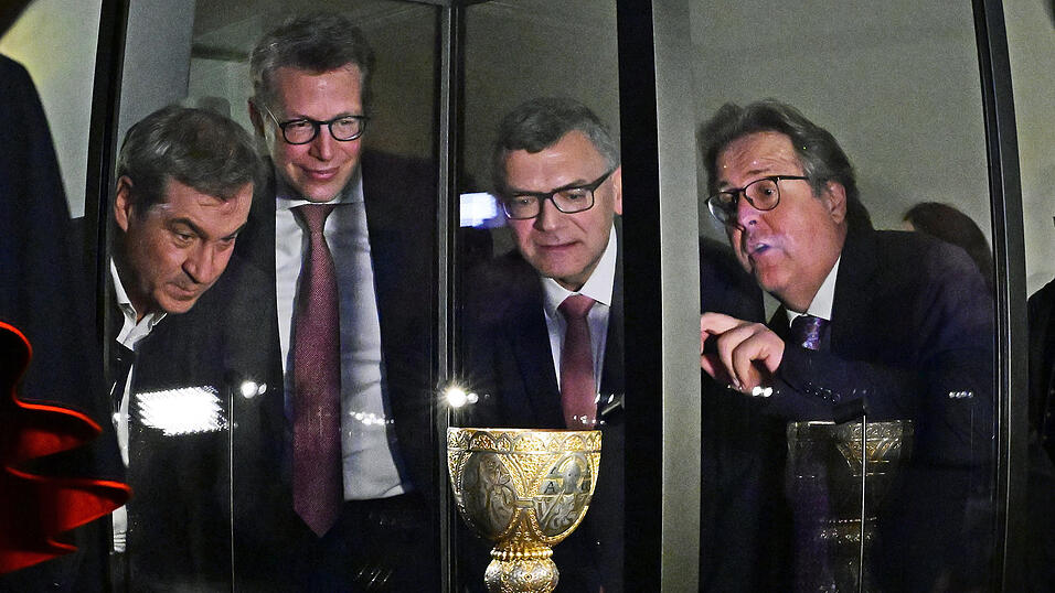 Dr. Richard Loibl (r.), der Direktor des Hauses der Bayerischen Geschichte, erklärte den Tassilo-Liutpirc-Kelch, im Bild zu sehen sind (v. l.) Ministerpräsident Markus Söder sowie die Staatsminister Markus Blume und Florian Herrmann. Dr. Richard Loibl (r.), der Direktor des Hauses der Bayerischen Geschichte, erklärte den Tassilo-Liutpirc-Kelch, im Bild zu sehen sind (v. l.) Ministerpräsident Markus Söder sowie die Staatsminister Markus Blume und Florian Herrmann.