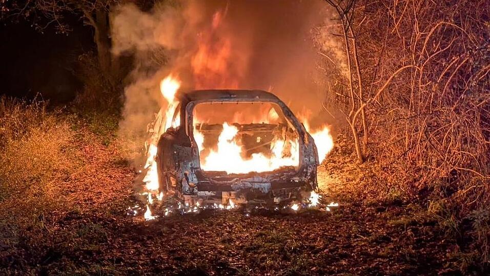 Schwierige L&ouml;scharbeiten: Der gemietete Audi brannte vollst&auml;ndig aus.&nbsp;