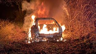 Schwierige Löscharbeiten: Der gemietete Audi brannte vollständig aus. 