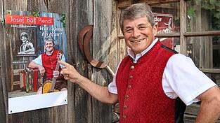 Das spitzbübische Lächeln ist noch immer das gleiche: Josef „Bäff“ Piendl mit dem Plakat seines neuen Programms „Vom Anfang bis heute“. Das spitzbübische Lächeln ist noch immer das gleiche: Josef „Bäff“ Piendl mit dem Plakat seines neuen Programms „Vom Anfang bis heute“.
