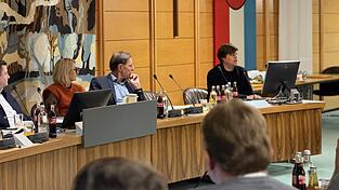 Maximilian Conrad (rechts) von der Ostbayerischen Technischen Hochschule Amberg-Weiden informiert den Ausschuss für Umwelt und regionale Entwicklung in seinem Fachvortrag über den aktuellen Fortschritt beim Ausbau erneuerbarer Energien im Landkreis. Maximilian Conrad (rechts) von der Ostbayerischen Technischen Hochschule Amberg-Weiden informiert den Ausschuss für Umwelt und regionale Entwicklung in seinem Fachvortrag über den aktuellen Fortschritt beim Ausbau erneuerbarer Energien im Landkreis.