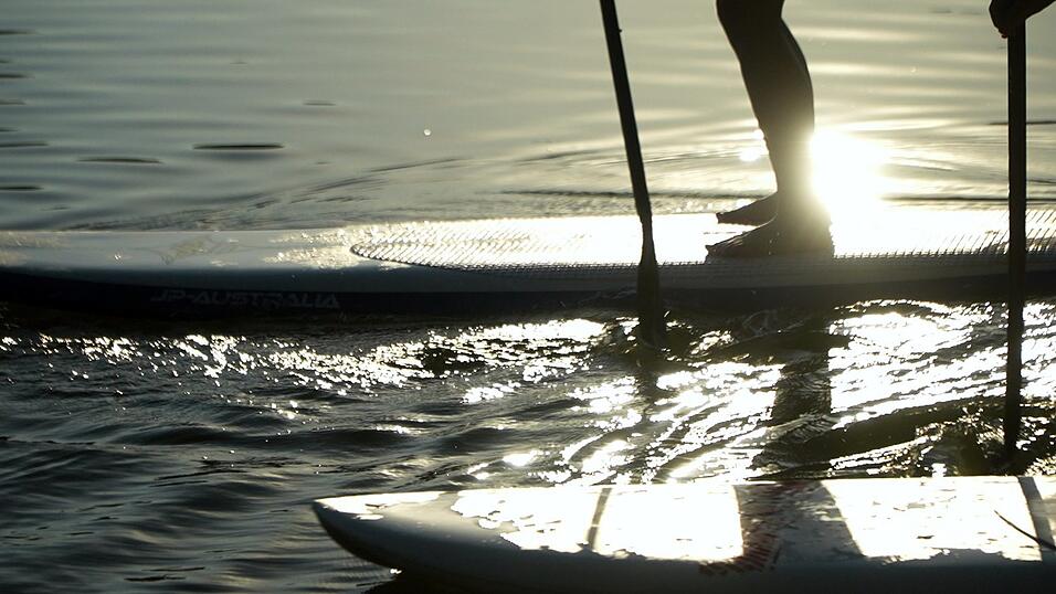 Stand-up-Paddling entspannt und bietet eine wunderschöne Möglichkeit, Natur zu erleben. Stand-up-Paddling entspannt und bietet eine wunderschöne Möglichkeit, Natur zu erleben.