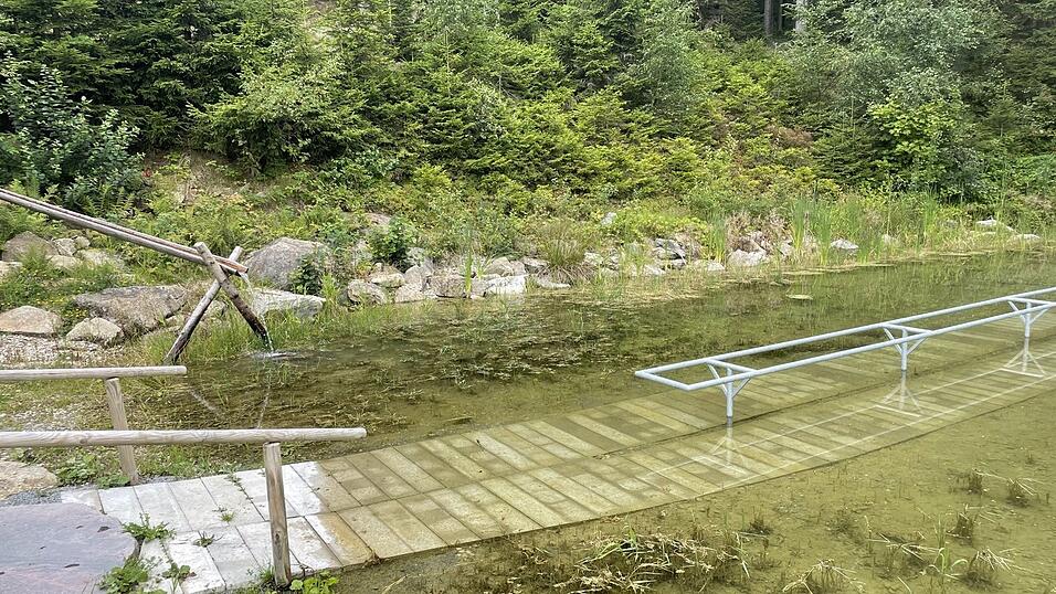 Gro&szlig;z&uuml;gig angelegt, ruhig und idyllisch gelegen, ist das Kneippbecken, das fr&uuml;her von Metall umgeben war.