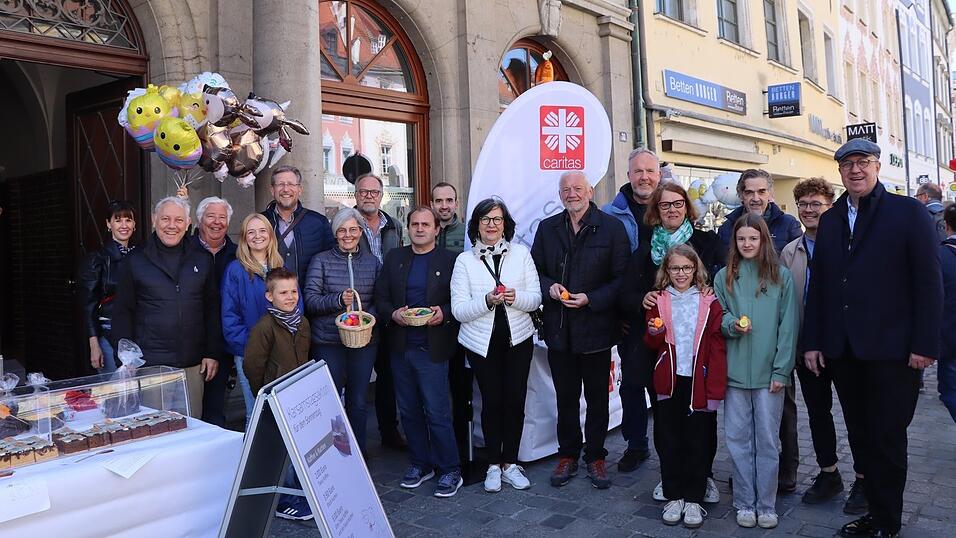 Caritas- und Tagblatt-Team, Kuchen- und Ostereierverkäufer zufieden mit dem Ergebnis vor dem Verlagshaus am Ludwigspatz. Caritas- und Tagblatt-Team, Kuchen- und Ostereierverkäufer zufieden mit dem Ergebnis vor dem Verlagshaus am Ludwigspatz.