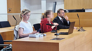 Die Angeklagte (M.) nahm das Urteil ziemlich regungslos zur Kenntnis, links neben ihr die Dolmetscherin, rechts ihr Anwalt Christoph Pawloski.