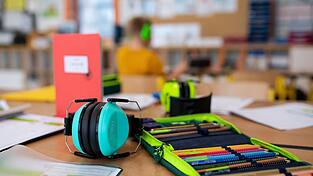 Wenn die Schule wieder losgeht, tauchen auch die alten Fragen wieder auf: Wie viele Proben sind erlaubt? Was ist mit Nachsitzen? (Symbolbild)