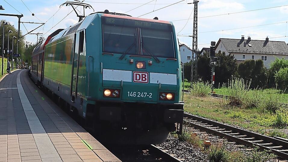 Der RE 2, der sogenannte 'Expressverkehr Ostbayern Los 1', von München nach Hof war laut BEG-Ranking der unpünktlichste Zug in ganz Bayern. Der RE 2, der sogenannte 'Expressverkehr Ostbayern Los 1', von München nach Hof war laut BEG-Ranking der unpünktlichste Zug in ganz Bayern.