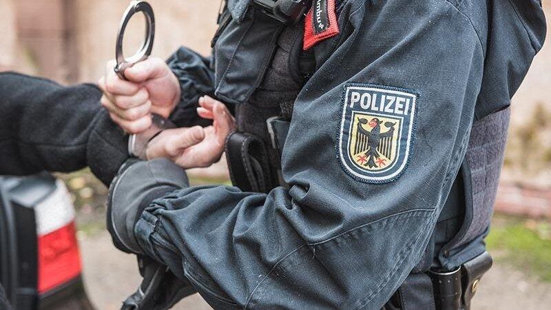 Bundespolizisten fesselt bei einer Kontrolle ausrastende M&auml;nner.