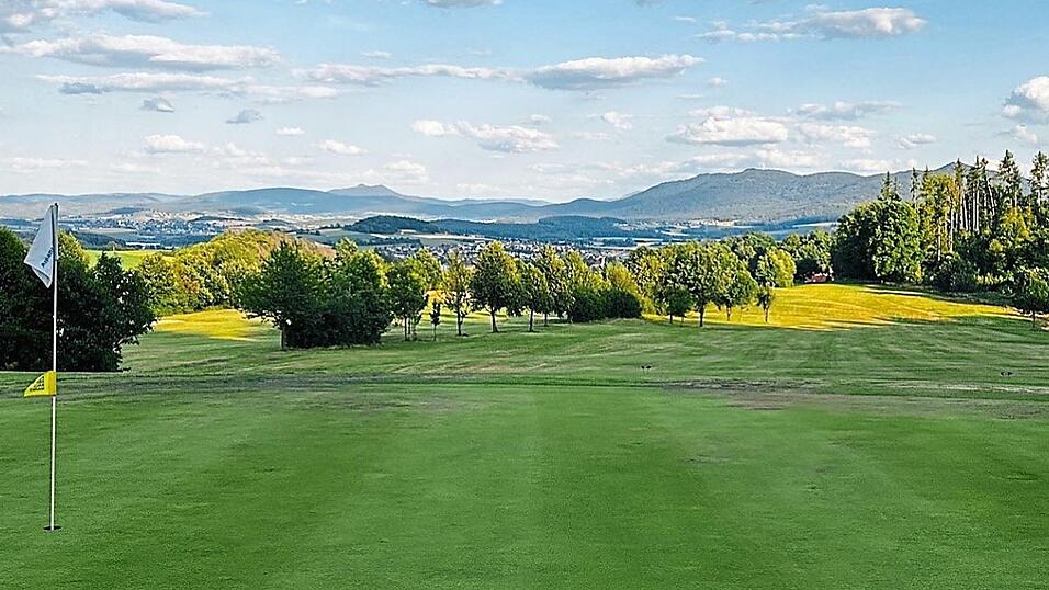 Von der 18-Loch-Golfanlage beim Voithenberger Schloss hat man einen herrlichen Ausblick auf die Bayerwaldberge.