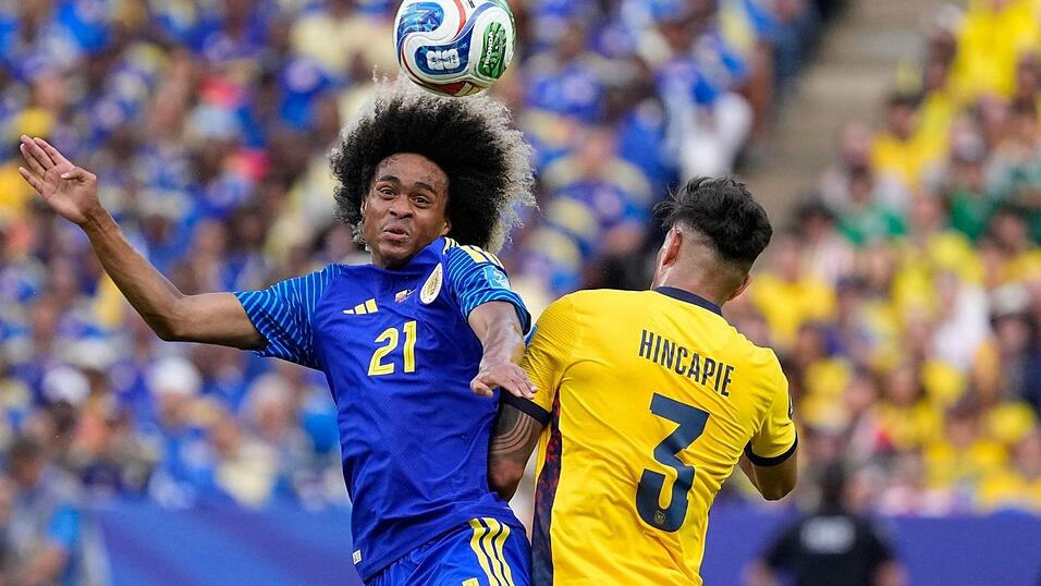 Der frühere Bremer Tahith Chong wehrte sich mit Curaçao tapfer. Der frühere Bremer Tahith Chong wehrte sich mit Curaçao tapfer.