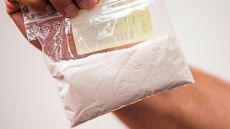 Der Staatsanwaltschaft zufolge konnte beim Angeklagten bei der anschließenden Wohnungsdurchsuchung unter anderem Kokain, Haschisch und Marihuana sichergestellt werden. Der Staatsanwaltschaft zufolge konnte beim Angeklagten bei der anschließenden Wohnungsdurchsuchung unter anderem Kokain, Haschisch und Marihuana sichergestellt werden.