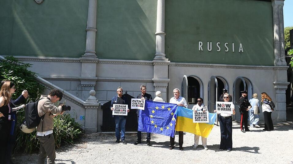 2022 und 2024 wurde der Pavillon von Russland nicht genutzt. Nun wird er wieder genutzt - wenn auch unter besonderen Bedingungen. 2022 und 2024 wurde der Pavillon von Russland nicht genutzt. Nun wird er wieder genutzt - wenn auch unter besonderen Bedingungen.