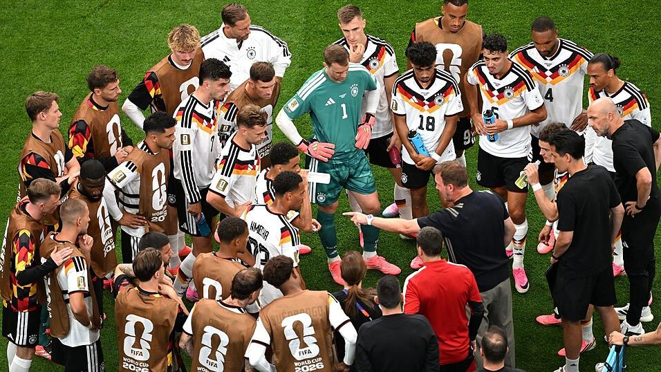 Bundestrainer Julian Nagelsmann (M/r) nutzte die Trinkpause, um taktische Dinge zu erkl&auml;ren. (Archiv)