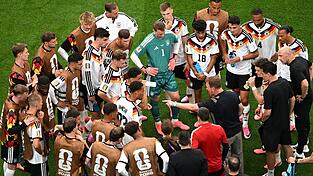 Bundestrainer Julian Nagelsmann (M/r) nutzte die Trinkpause, um taktische Dinge zu erkl&auml;ren. (Archiv)