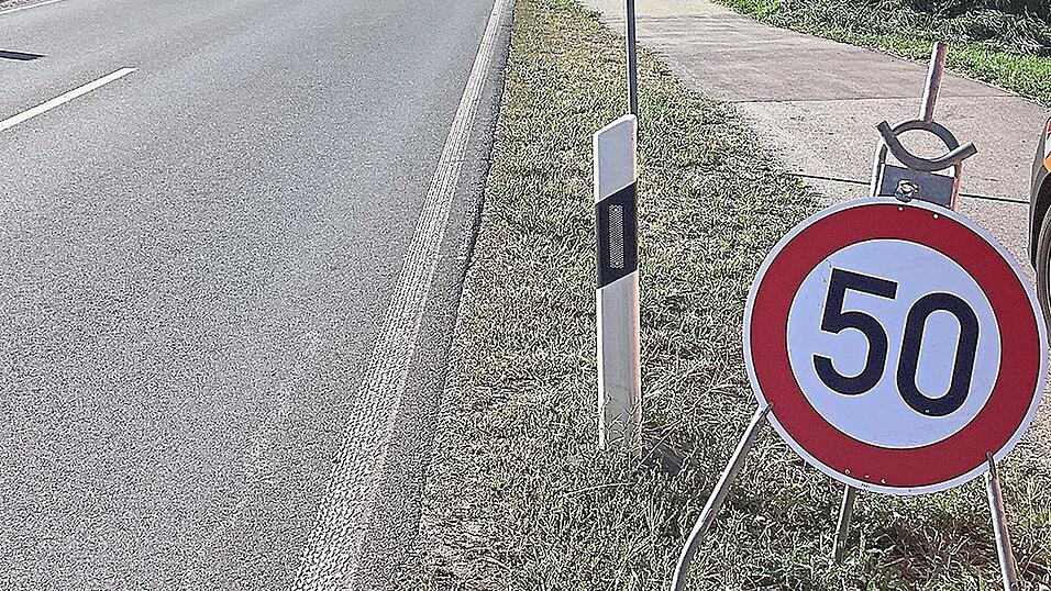Schon wieder ist das Ortsschild von Nußdorf am Inn weg. Und das, obwohl das besagte Schild zusätzlich gesichert worden war. Schon wieder ist das Ortsschild von Nußdorf am Inn weg. Und das, obwohl das besagte Schild zusätzlich gesichert worden war.