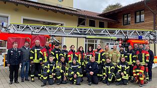 20 Feuerwehreinsatzkr&auml;fte konnten ihre Lehrgangszeugnisse entgegennehmen. Mit im Bild ist das Ausbilderteam mit Matthias B&ouml;rmel, B&uuml;rgermeister Paul Ro&szlig;berger und KBM Konrad Kellner.