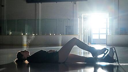 Nach einem Sturz muss sich Eiskunstläuferin Kat wieder aufraffenund sich ihrer psychischen Blockade stellen.