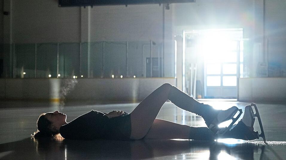 Nach einem Sturz muss sich Eiskunstläuferin Kat wieder aufraffenund sich ihrer psychischen Blockade stellen. Nach einem Sturz muss sich Eiskunstläuferin Kat wieder aufraffenund sich ihrer psychischen Blockade stellen.