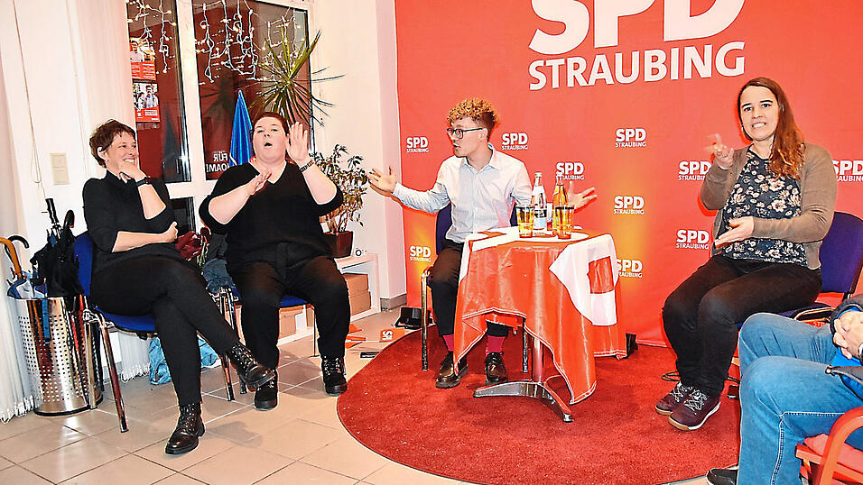 Barrierefreie Kommunikation dank Geb&auml;rdendolmetscherinnen: Die bislang erste und einzige taube Bundestagsabgeordnete Heike Heubach (links) unterst&uuml;tzte den Straubinger SPD-Kandidaten Marvin Kliem beim Wahlkampfauftakt. Ihr gemeinsames Motto: 'Chancen f&uuml;r alle'.