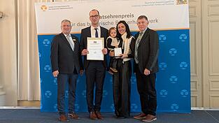 Die Familie Holzapfel und Zandts Bürgermeister Johann Laumer bei der Ehrung in München. Die Familie Holzapfel und Zandts Bürgermeister Johann Laumer bei der Ehrung in München.